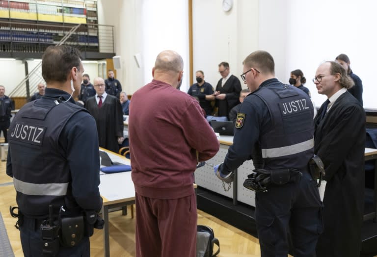 In Koblenz hat ein weiterer Prozess um die mutmaßlich von Reichsbürgern geplante Entführung von Gesundheitsminister Karl Lauterbach (SPD) begonnen. Angeklagt sind ein Mann und eine Frau wegen Unterstützung und Beihilfe. (Boris Roessler)