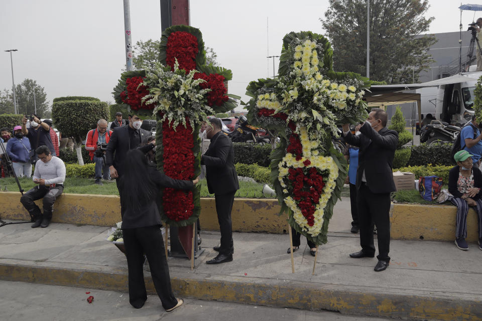 Los familiares y amigos de las víctimas visitaron el lugar del derrumbe para honrar su memoria. (Gerardo Vieyra/NurPhoto via Getty Images)