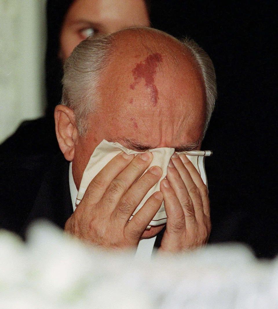 Gorbachev cries at the coffin of his wife, Raisa (Action Press/Shutterstock)