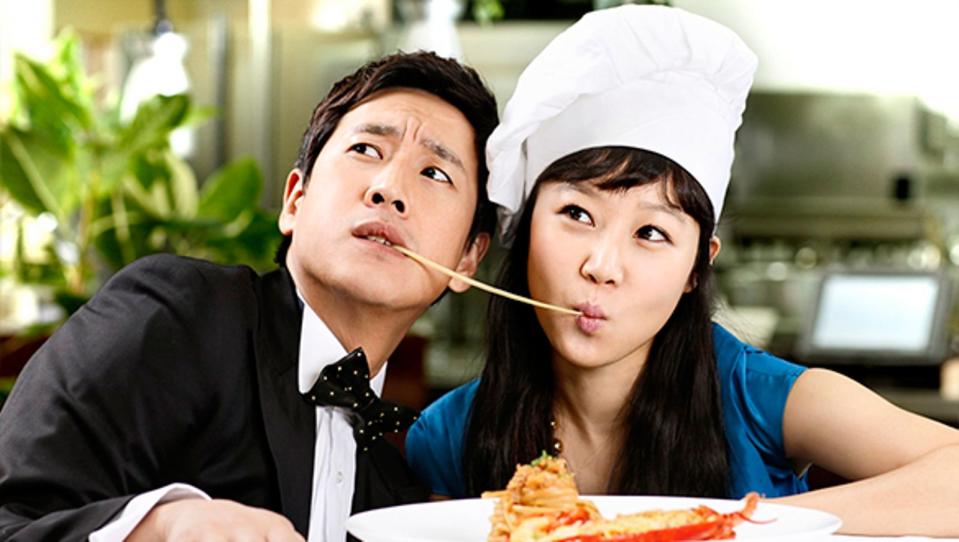 李善均（左）與孔曉振合作浪漫喜劇《料理絕配Pasta》在台灣受到觀眾喜愛。（翻攝自MBC）