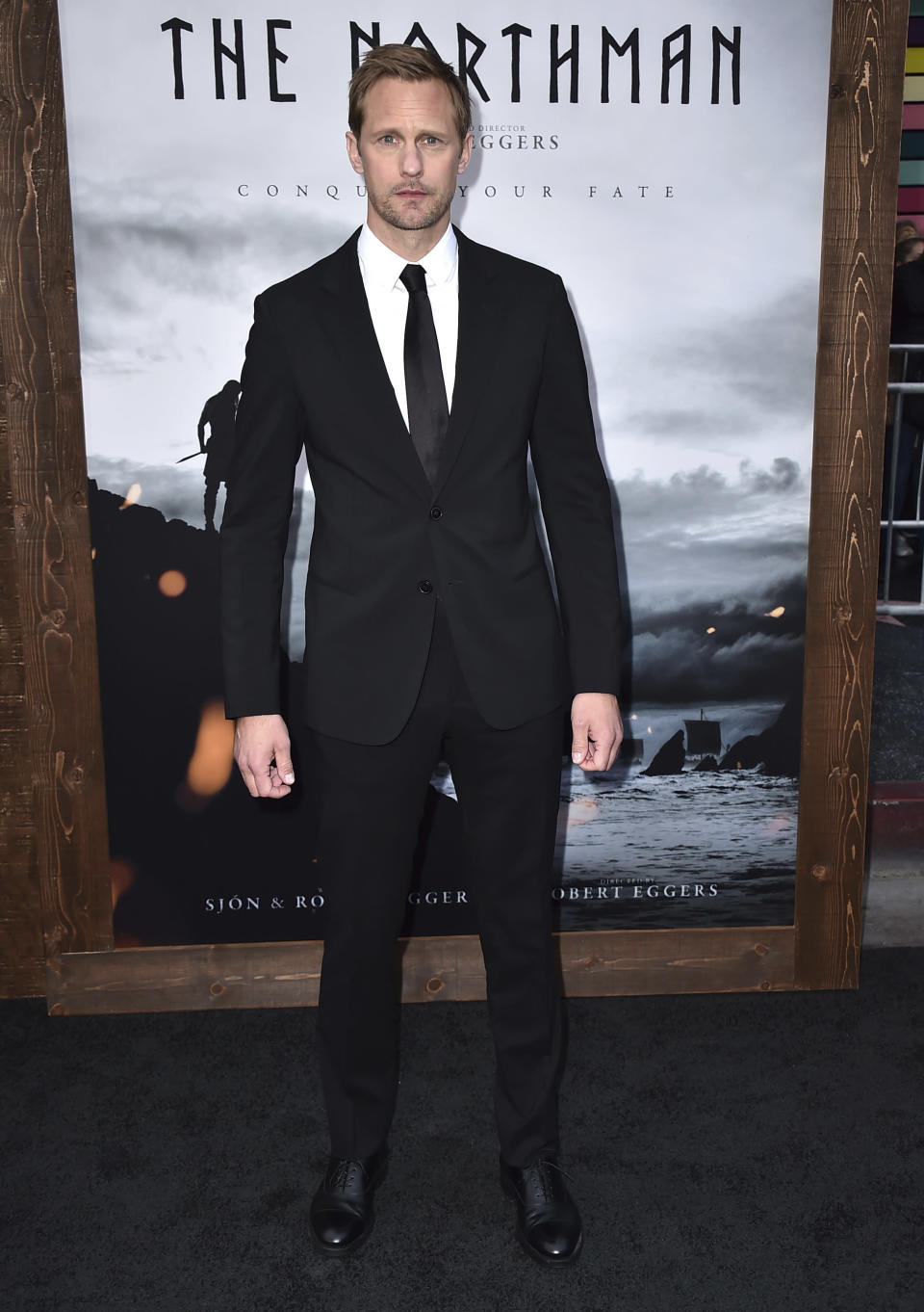 El actor Alexander Skarsgård llega al estreno en Los Angeles de "The Northman" el 18 de abril de 2022 en el Teatro Chino TCL. (Foto Jordan Strauss/Invision/AP)