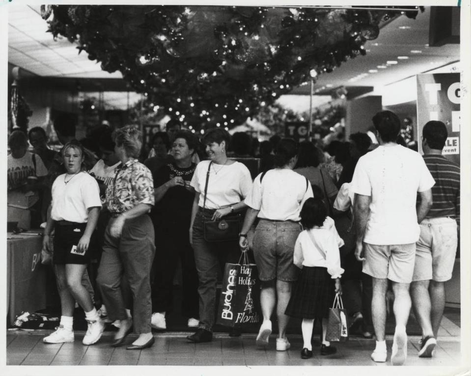 Shoppers crowd an entrance to Burdines in the Dadeland Mall in 1992.