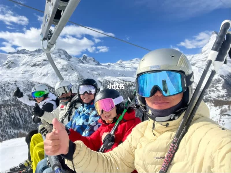 一位華人網友分享一組與陳百祥、譚詠麟前往雪山滑雪的照片。（圖／翻攝自小紅書）