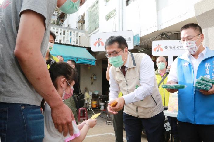 黃偉哲在市場發放市場券，不分黨派市議員也曾陪同發放。黃偉哲競選團隊提供