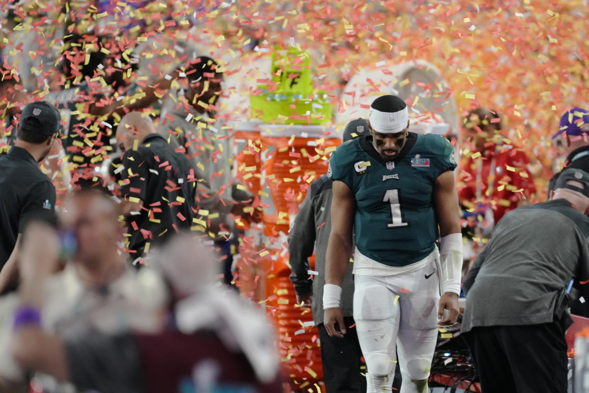 Excited fans line up at Carl's Cards to greet former Philadelphia Eagles  players