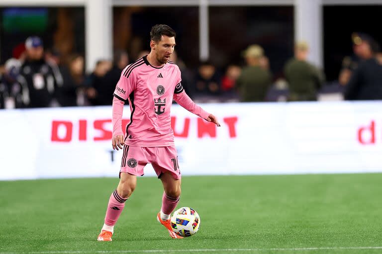 Lionel Messi domina la pelota durante el partido entre Inter Miami y New England Revolution, por la MLS