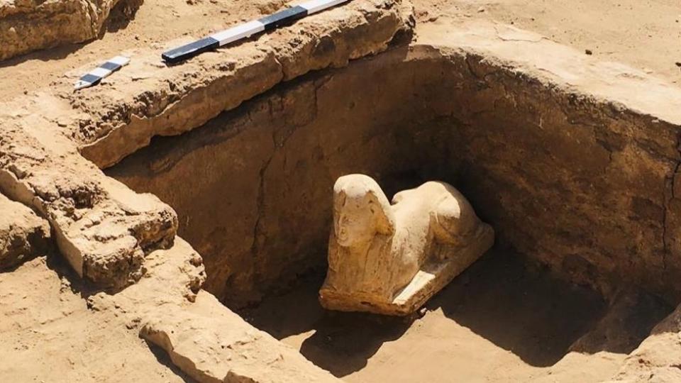 Estatua de una esfinge excavata en el Tempol de Dendara