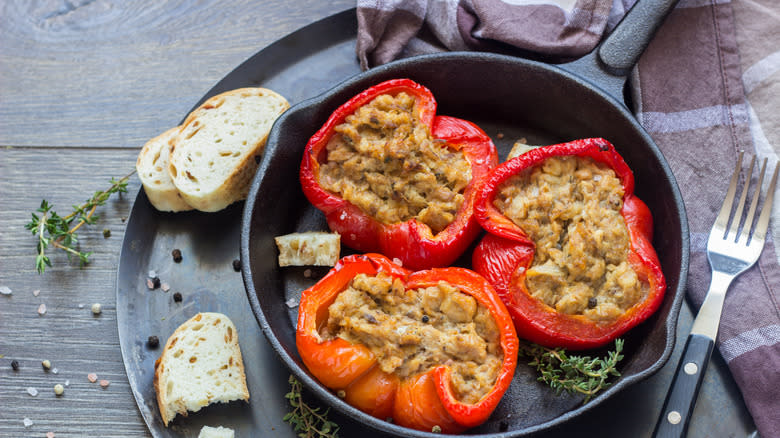 Tuna stuffed peppers with bread