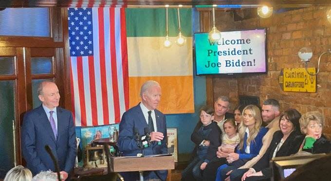 Dans un pub à Dundalk, le président Joe biden a fait une gaffe en confondant les « All Blacks » et une unité militaire britannique qui a combattu l’Armée républicaine irlandaise.