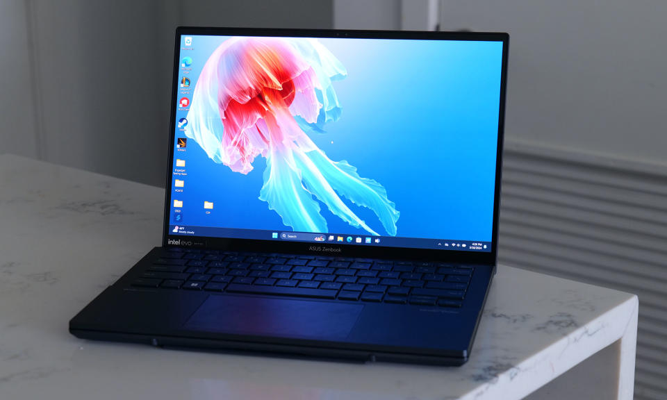 In tight spaces, the Zenbook Duo can function like a traditional clamshell laptop. 