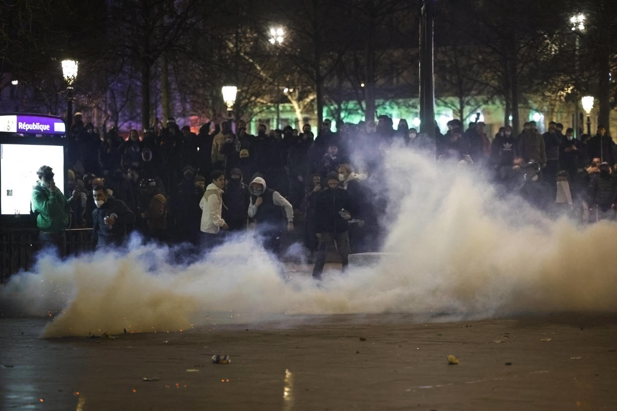 Nouvelle nuit de manifestations : à Paris des heurts à République, et des dizaines d’interpellations