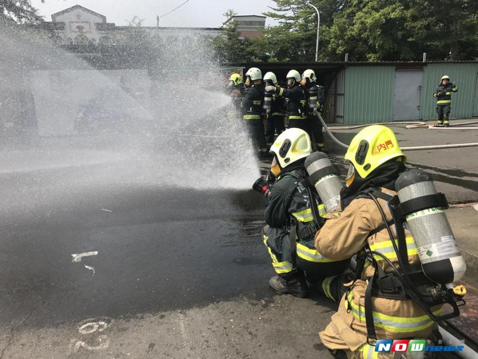 此次救護救災演練，共出動旗山分隊1輛水箱車、1輛消防車、1輛救護車，美濃及內門分隊各1輛消防車，共18人參與，義消20人在分隊長黃川維的帶領下前往支援，以期得到實質的消防演習實戰經驗。（圖／記者許薰方攝 , 2017.2017.09.22)