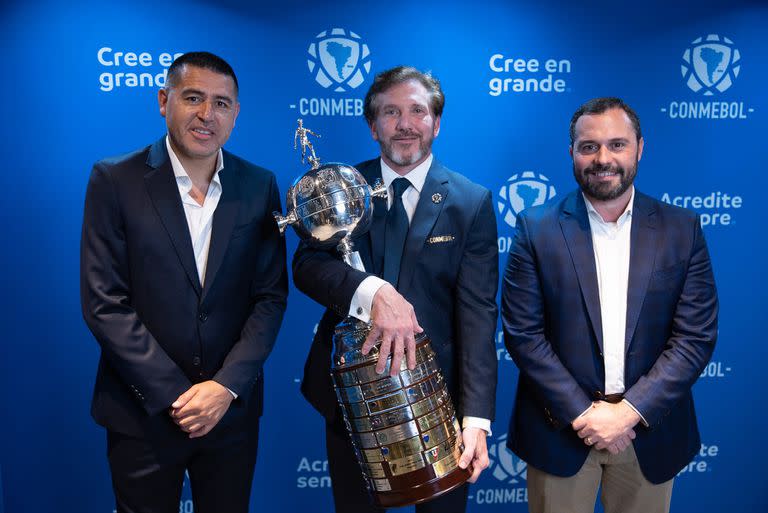 Juan Román Riquelme, vicepresidente de Boca, Alejandro Domínguez, presidente de la Conmebol, y Mario Bittencourt, presidente de Fluminense