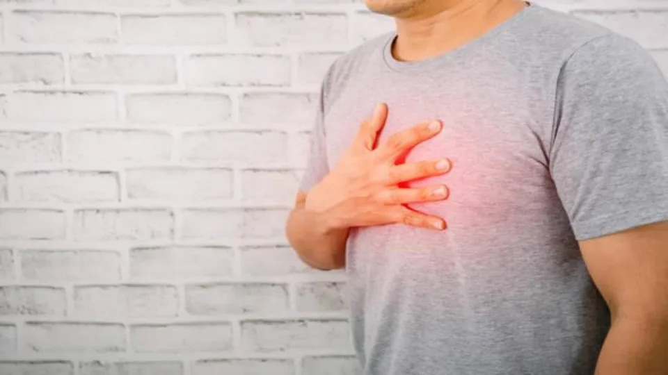 胸悶為心肌梗塞的主要症狀之一。（示意圖 / Pixabay ）