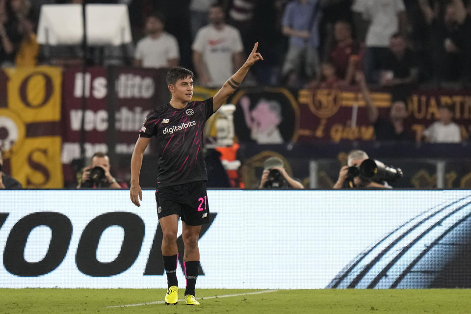 Paulo Dybala celebra tras marcar un gol para la Roma en el partido contra HJK Helsinki en la Liga Europa, el 15 de septiembre de 2022. (AP Foto/Alessandra Tarantino)