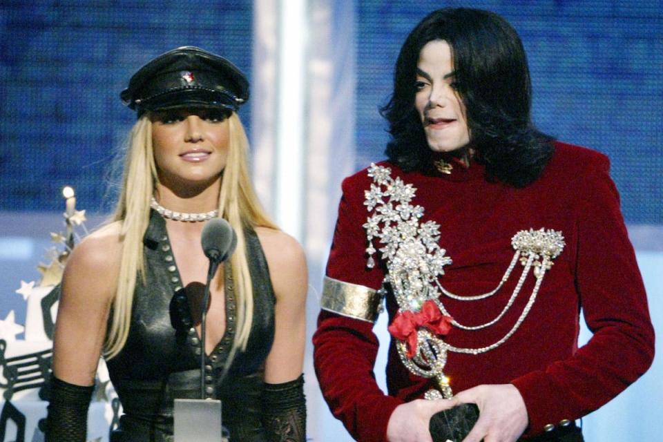 Britney Spears presents the Performer of the Millennium award to Michael Jackson at the 2002 MTV Video Music Awards at Radio City Music Hall in New York on 29 August 2002. (Gary Hershorn/Reuters)