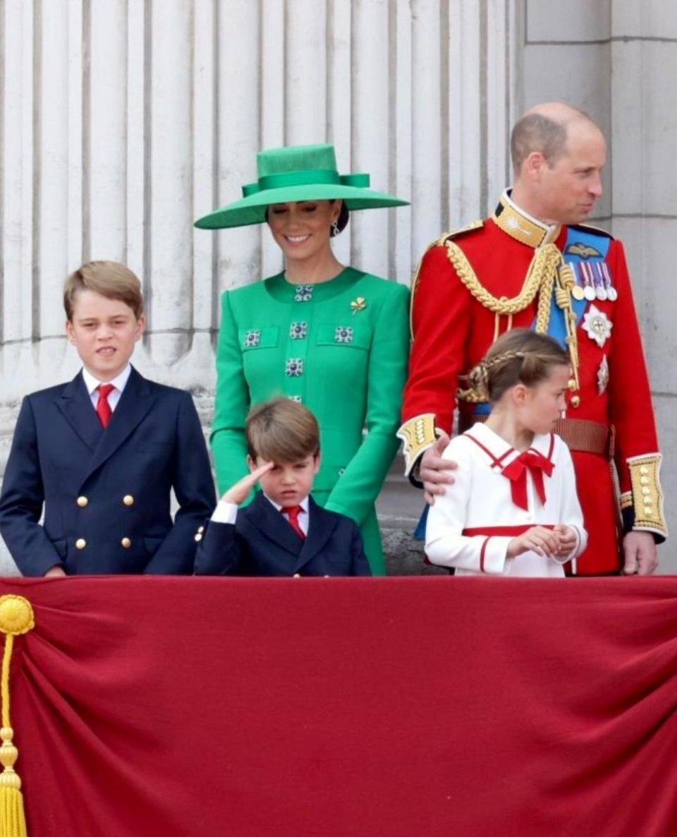 威廉王子一家人在白金漢宮陽台上看空軍表演，路易王子（前排中）表情相當搶鏡。（翻攝BBC畫面）