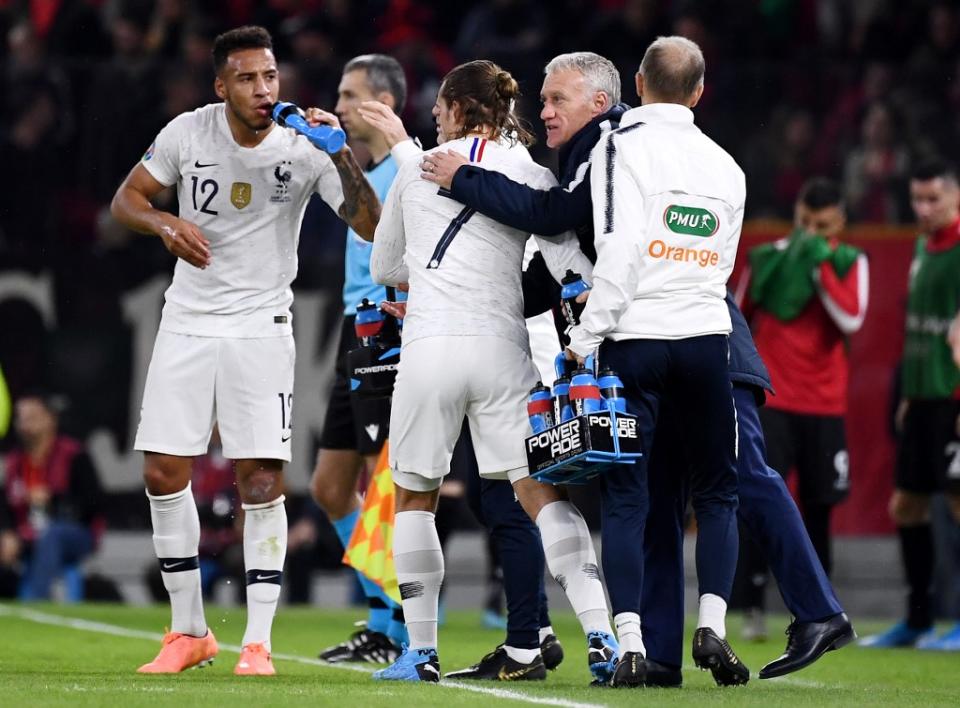 Ce soir, en Albanie, Didier Deschamps fête sa 100e sélection comme sélectionneur de l'équipe de France. Une aventure bien remplie, avec des bas, comme la défaite en finale de l'Euro 2016, et des hauts, comme la victoire au Mondial 2018. Et elle est loin d'être terminée ! (crédit AFP)