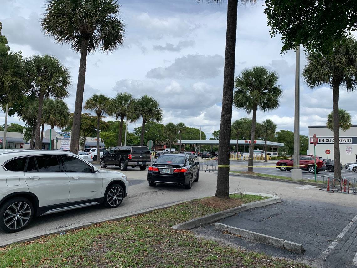 A line of cars, stretching nearly half a mile down 117th Avenue, spills into a BJ’s gas station at 3 p.m. Wednesday, April 19, 2023. Howard Cohen/hcohen@miamiherald.com