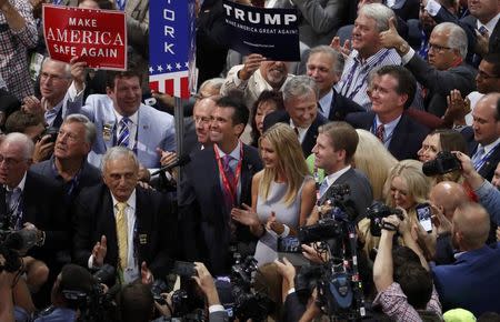 Foto del martes de algunos miembros de la familia de Donald Trump tras la nominación del multimillonario como el candidato presidencial republicano en la convención del partido en Cleveland, Ohio. Jul 19, 2016. Donald Trump aseguró el martes su candidatura a la presidencia de Estados Unidos como representante republicano, tras derrotar a 16 rivales, causar preocupación entre los líderes del partido y provocar controversia en la convención electoral en Cleveland. REUTERS/Mark Kauzlarich