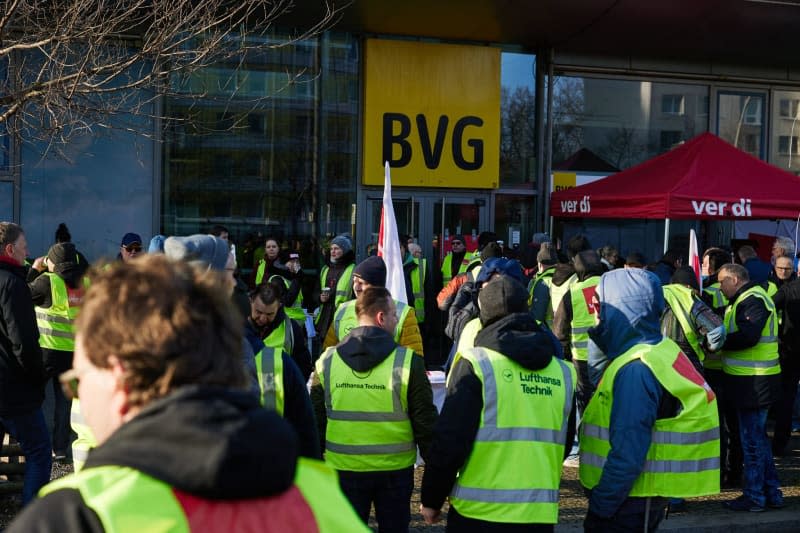 Numerous employees take part in a rally in front of the BVG headquarters. The trade union Verdi has called on employees of the Berlin transport company and its subsidiary Berlin Transport to take part in an all-day warning strike on February 29 and March 1 until 2 pm. The background to this is the ongoing wage negotiations. This is the second warning strike at BVG this year. Joerg Carstensen/dpa