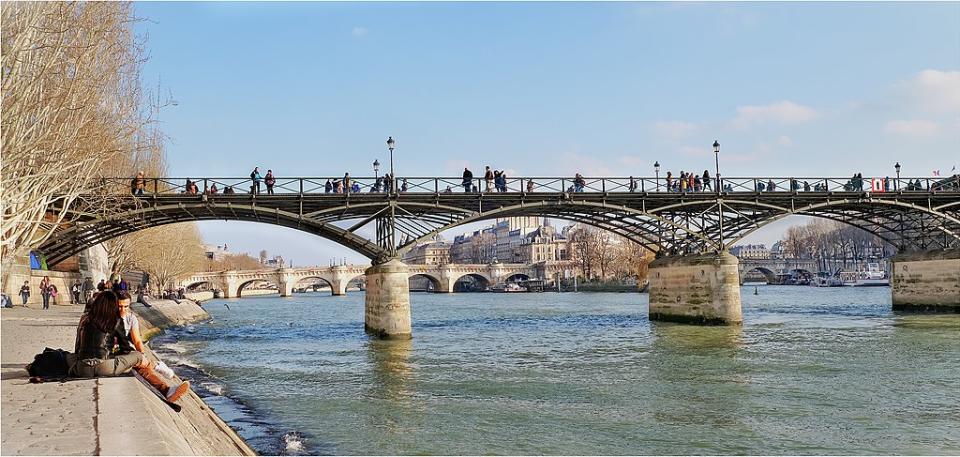 藝術橋 (Photo by Jean Pierre CHAZEL, License: CC BY 2.0, Wikimedia Commons提供, 圖片來源www.flickr.com/photos/jpchazel/40344366263)