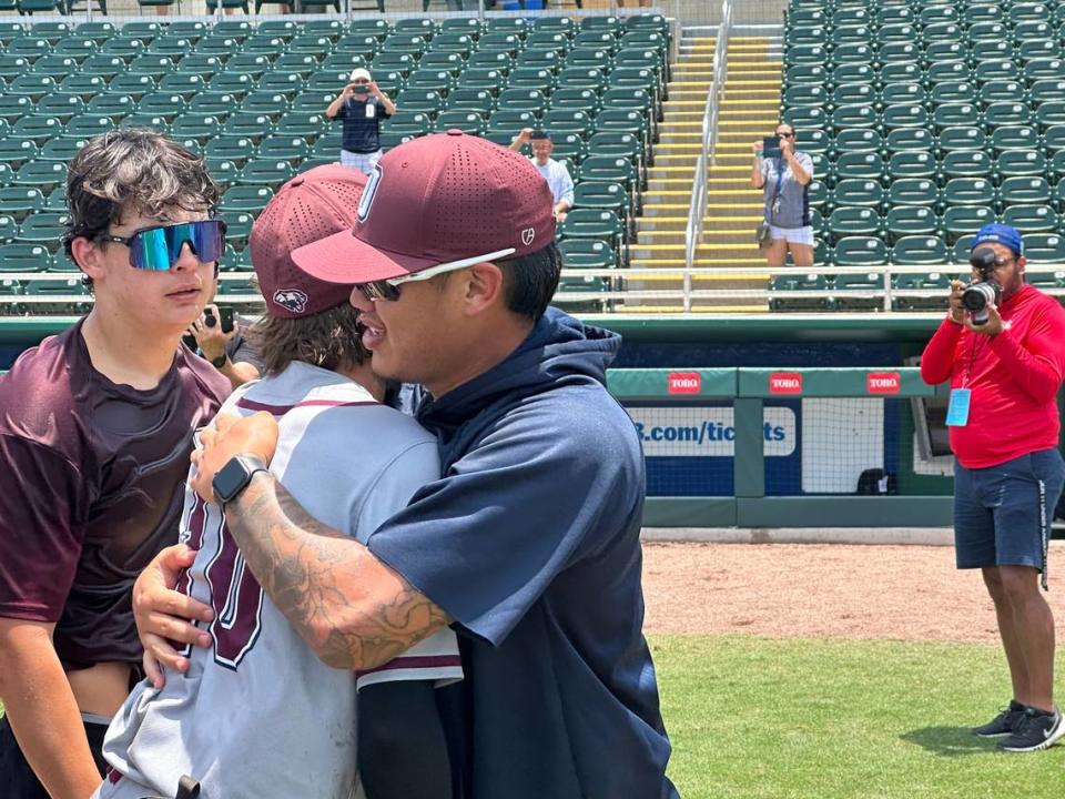 El entrenador de la Dwyer High School en Palm Beach Gardens, Jordan Yamamoto, abraza a uno de sus jugadores después de ganar el campeonato estatal la semana pasada en Fort Myers, Florida. Andre Fernández/afernandez@miamiherald.com