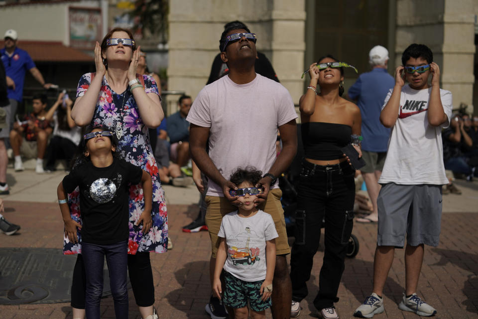 Varias personas utilizan gafas especiales para ver el eclipse anular solar, el sábado 14 de octubre de 2023, desde San Antonio, Texas. (AP Foto/Eric Gay)