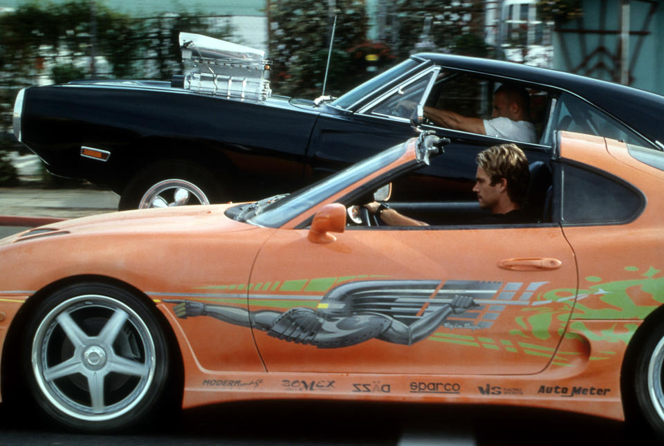 Vin Diesel y Paul Walker compitiendo entre sí en una escena de la película 'Rápido y furioso', 2001. (Foto de Universal/Getty Images)