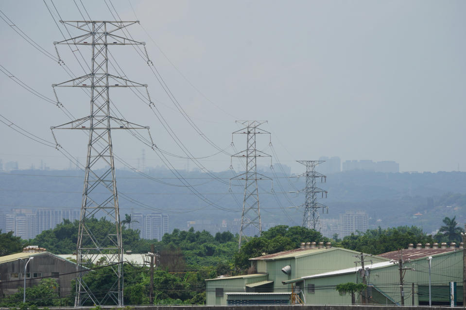 經濟部電價費率審議會27日決議，平均電價調幅為8.4%，其中高壓、特高壓的產業用電大戶調漲15%，但考量民生物價穩定性，住宅1000度以下、小商家及低壓用電、高壓以上6類產業及高中以下學校不調整。（中央社照片）