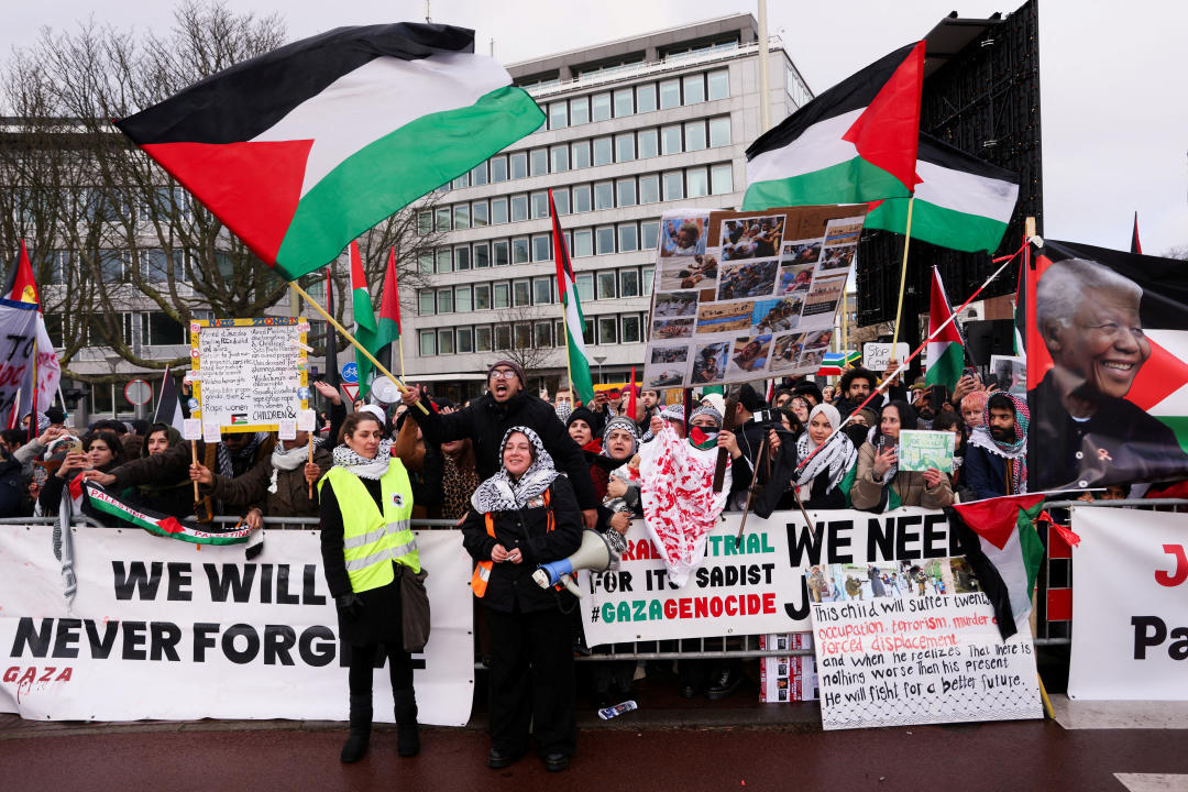 FILE PHOTO: Pro-Palestinian protesters gather near the International Court of Justice (ICJ), on the day judges hear a request for emergency measures by South Africa to order Israel to stop its military actions in Gaza, in The Hague, Netherlands January 12, 2024. REUTERS/Thilo Schmuelgen/File Photo