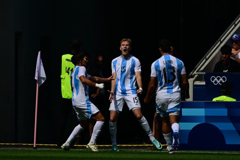 El grito de gol de Luciano Gondou (15), que poco después de ingresar marcó el 2-1 para Argentina ante Irak; Luján y Álvarez se suman al festejo