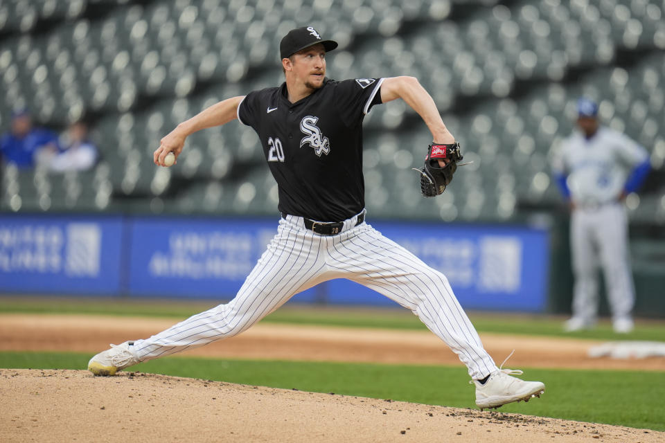 Chicago White Sox pitcher Erick Fedde throws against the Kansas City Royals during the second inning in the second baseball game of a doubleheader, Wednesday, April 17, 2024, in Chicago. (AP Photo/Erin Hooley)