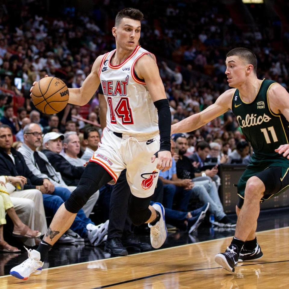 El jugador del Heat Tyler Herro entra al aro ante la marca de Payton Pritchard, de los Celtics de Boston, en el partido celebrado el 24 de enero de 2023 en Miami.