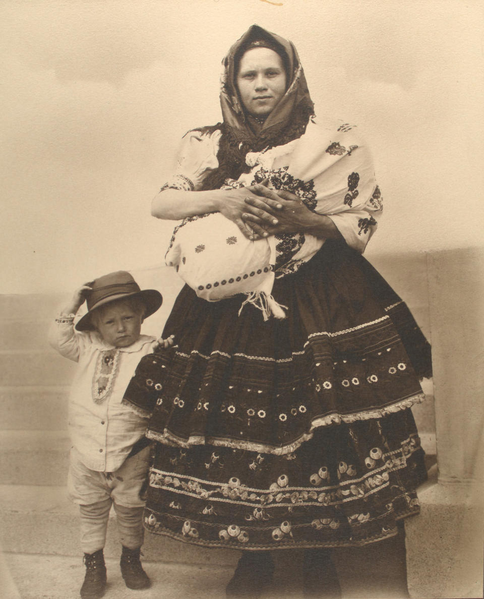 <p>Slovak woman and children. (Photograph by Augustus Sherman/New York Public Library) </p>