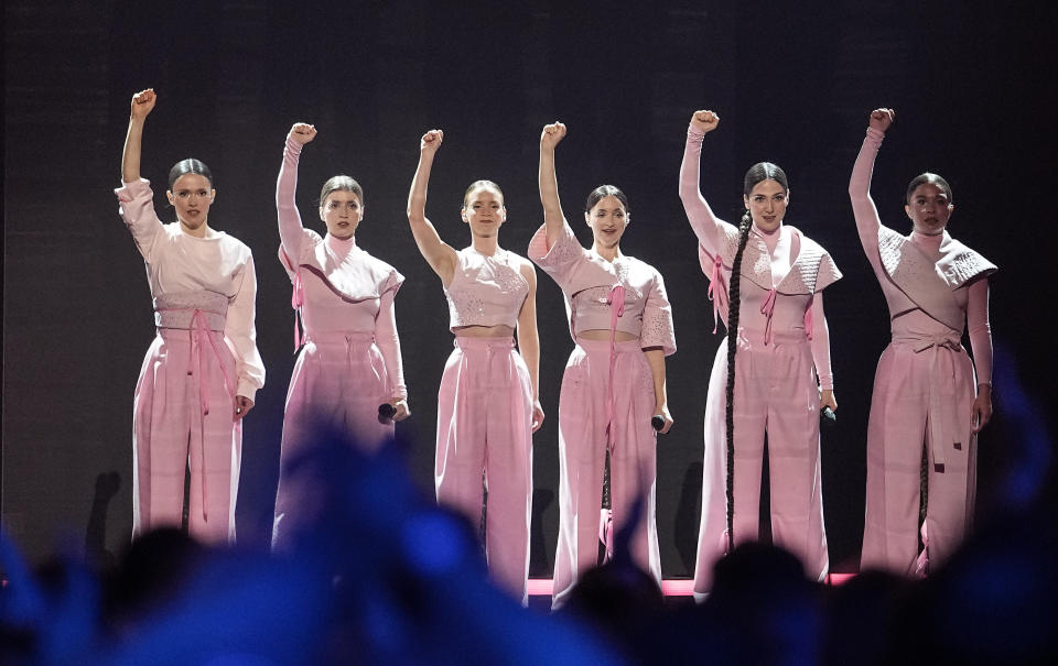 Vesna de República Checa se presenta durante un ensayo general para la primera semifinal del Festival de la Canción de Eurovisión en el M&S Bank Arena en Liverpool, Inglaterra, el lunes 8 de mayo de 2023. (Foto AP/Martin Meissner)