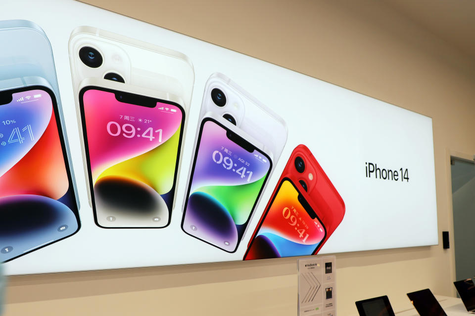 今次就比較一下幾間大型電器店買 iPhone 的價格及優惠，今次消費券金額減至 5,000 元，已不能買到 Pro Max，只可買到iPhone 14。（圖片來源：CFOTO/Future Publishing via Getty Images）