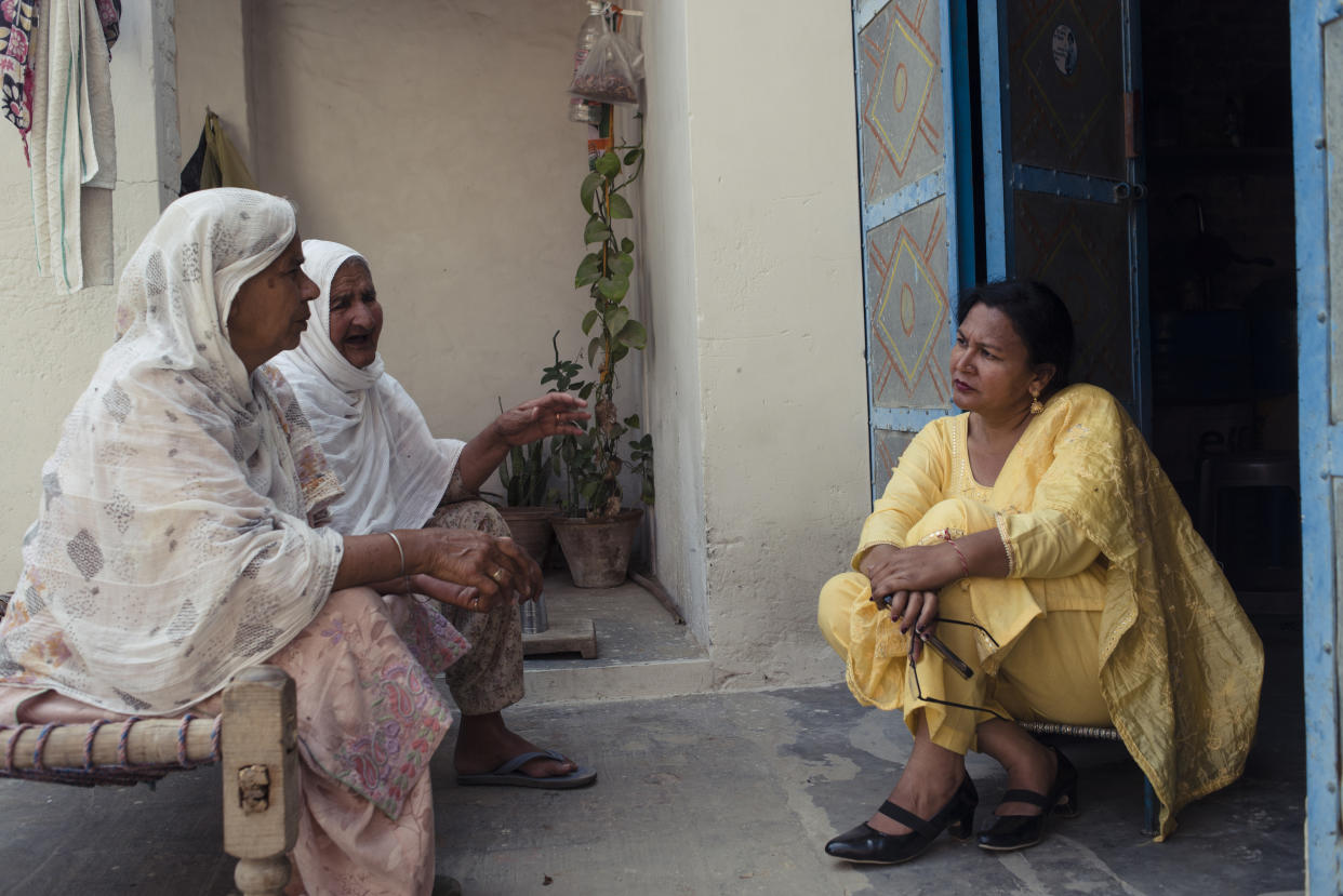 Una pareja con trajes de boda en el estado indio de Punjab en marzo.(Priyadarshini Ravichandran/The New York Times)

