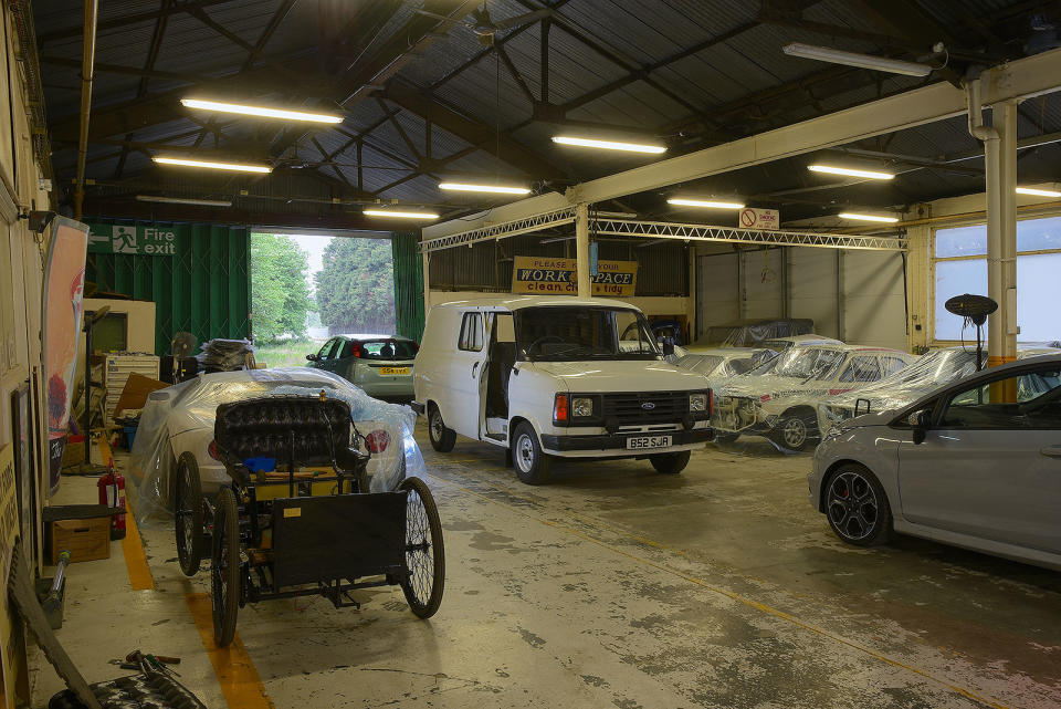 <p>Dit zeer late model Transit Mk2 kwam in 1984 uit de nu gesloten fabriek in Southampton, en het is zeker moeilijk om je een bepaald aspect van de bestelwagencultuur voor te stellen zonder de alomtegenwoordige Transit die zijn verschillende beroepen in het land uitoefent.</p><p>Het vermogen voor dit model kwam van een 1,6-liter 4-cilindermotor, die 65 pk leverde.</p> 