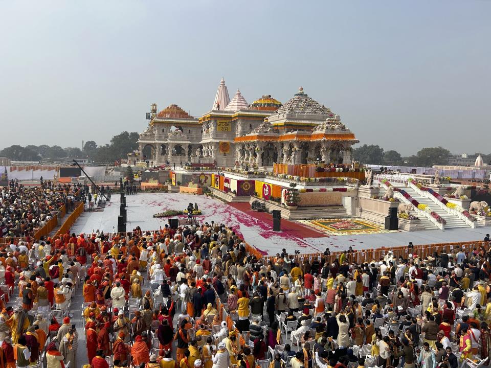 Una vista general del público durante la inauguración del templo dedicado a la deidad hindú Ram, en Ayodhya, India, el lunes 22 de enero de 2024. (AP Foto/Rajesh Kumar Singh)