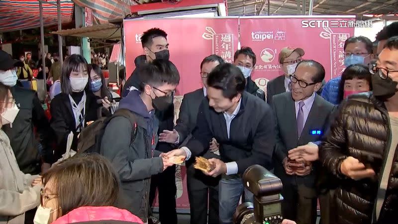 民眾排隊向台北市長蔣萬安領取金幣。