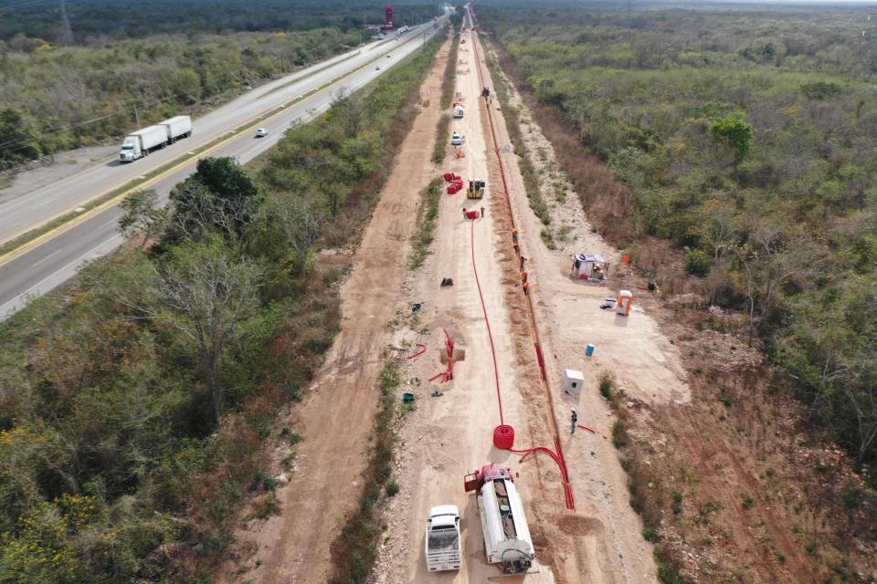 Decenas de cuadrillas de trabajadores operan maquinaria pesada a lo largo de la vía a la altura de Maxcanú, Yucatán. Foto: Robin Canul.