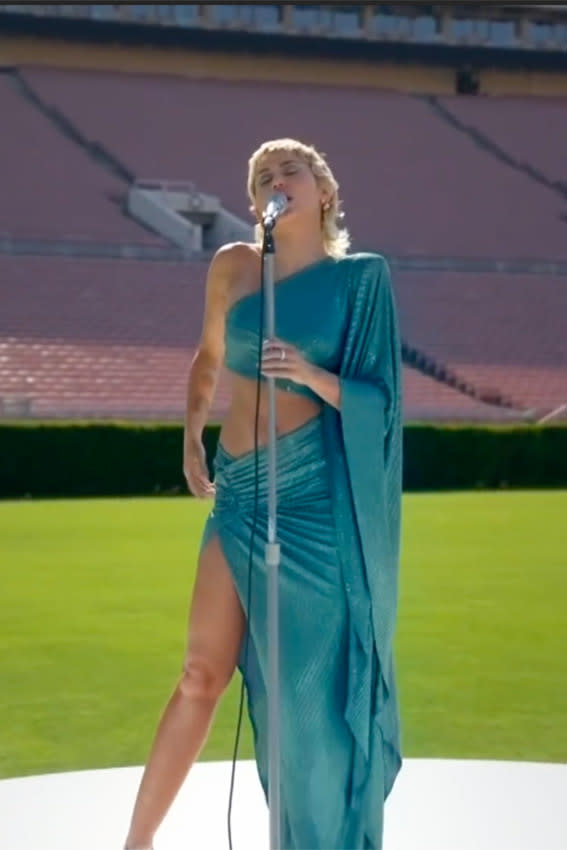 Miley Cyrus con vestido azul