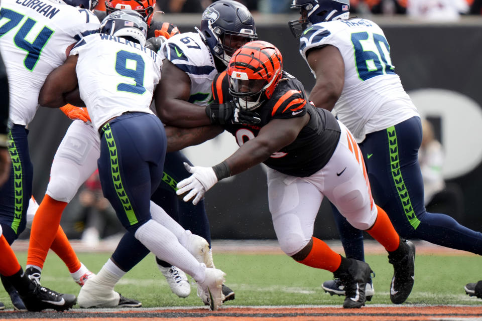 Oct 15, 2023; Cincinnati, Ohio, USA; Cincinnati Bengals defensive tackle DJ Reader (98) looks to tackle <a class="link " href="https://sports.yahoo.com/nfl/teams/seattle/" data-i13n="sec:content-canvas;subsec:anchor_text;elm:context_link" data-ylk="slk:Seattle Seahawks;sec:content-canvas;subsec:anchor_text;elm:context_link;itc:0">Seattle Seahawks</a> running back <a class="link " href="https://sports.yahoo.com/nfl/players/33996/" data-i13n="sec:content-canvas;subsec:anchor_text;elm:context_link" data-ylk="slk:Kenneth Walker III;sec:content-canvas;subsec:anchor_text;elm:context_link;itc:0">Kenneth Walker III</a> (9) in the second quarter at Paycor Stadium. Mandatory Credit: Kareem Elgazzar-USA TODAY Sports