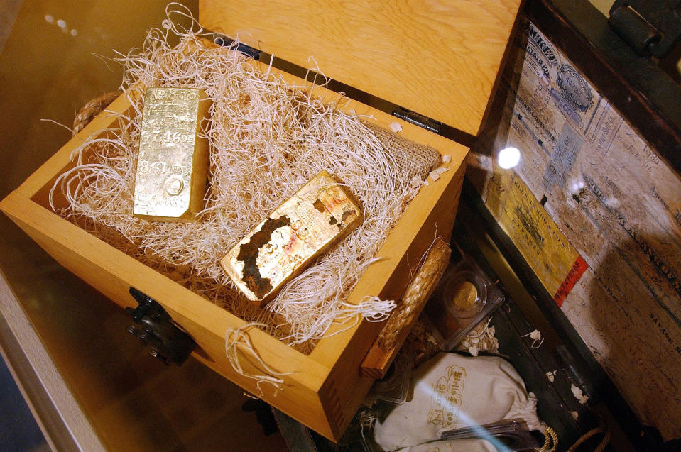  Los lingotes de oro recuperados del barco S.S. Centroamérica que se hundió en 1857 se exhibieron en el Museo de Historia Financiera Estadounidense el 8 de enero de 2003. (Foto de Spencer Platt/Getty Images)