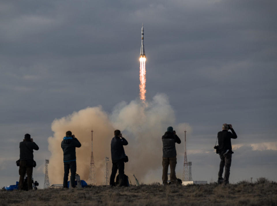 Die Raumsonde Sojus MS-25/71S fliegt vom Kosmodrom Baikonur in Kasachstan weg, an Bord sind ein Kosmonautenkommandant, ein erfahrener NASA-Astronaut und der erste belarussische Staatsbürger, der ins All flog.  / Bildnachweis: NASA/Bill Ingalls