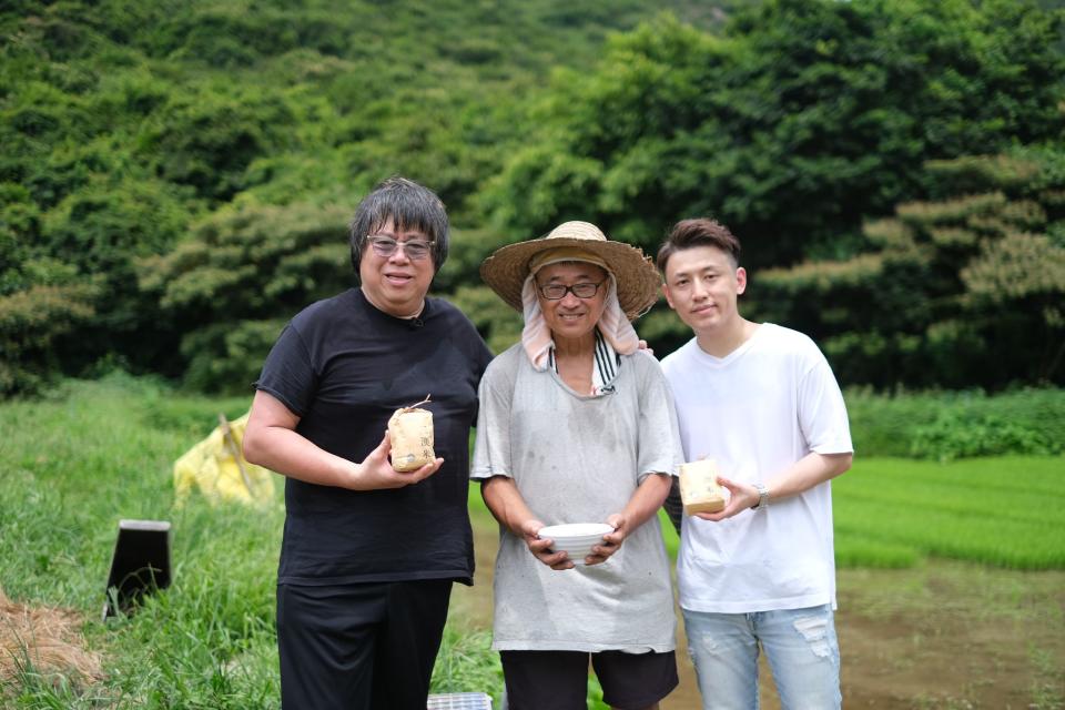 Cafe Bau主廚梁經倫（左）與Kasey（右）曾到二澳米農場視察，向負責人根叔了解種植過程。（Cafe Bau facebook圖片）