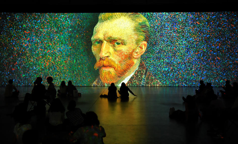 Las personas se sientan en el suelo para ver una proyección de la 'Inmersión en la obra de Van Gogh, en Dublin, Irlanda. REUTERS/Clodagh Kilcoyne