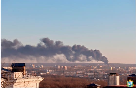 俄國境內本月 5 日有3座軍用機場遭到疑似烏軍的無人機攻擊，圖為機場遭攻擊後爆炸冒出濃煙。   圖 : 翻攝自推特