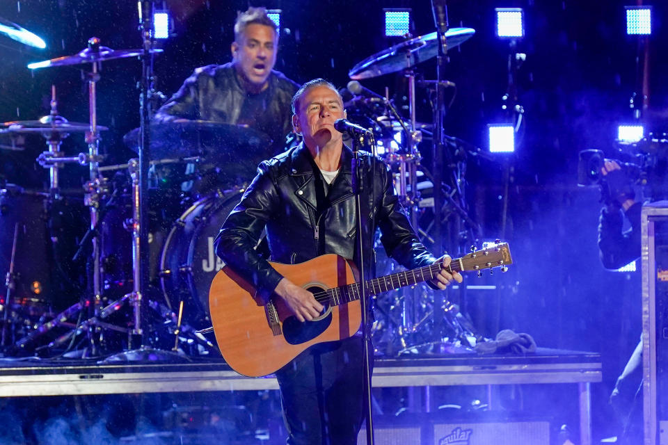 Bryan Adams auf der Bühne der CMT Music Awards (Bild: Mickey Bernal/Getty Images)